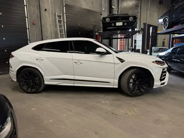 2021 Lamborghini Urus | Carbon Interior Trim - Photo 2