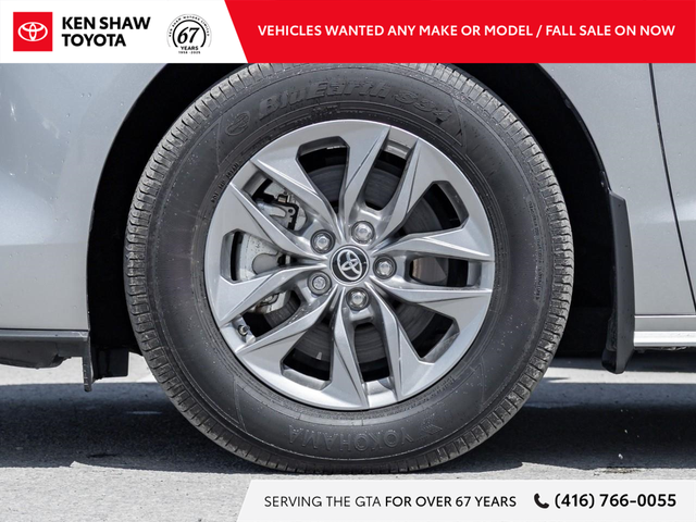2025 Toyota Sienna XLE 8-Passenger LOW KM / LEATHER / SUNROOF... - Photo 5