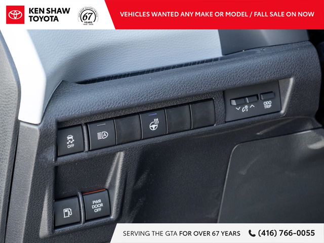 2025 Toyota Sienna XLE 8-Passenger LOW KM / LEATHER / SUNROOF... - Photo 16