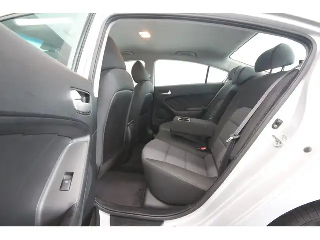 2017 Kia Forte LX - Photo 24