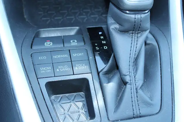 2024 Toyota RAV4 XLE - Photo 11