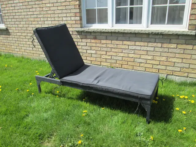 CHAISE LOUNGE