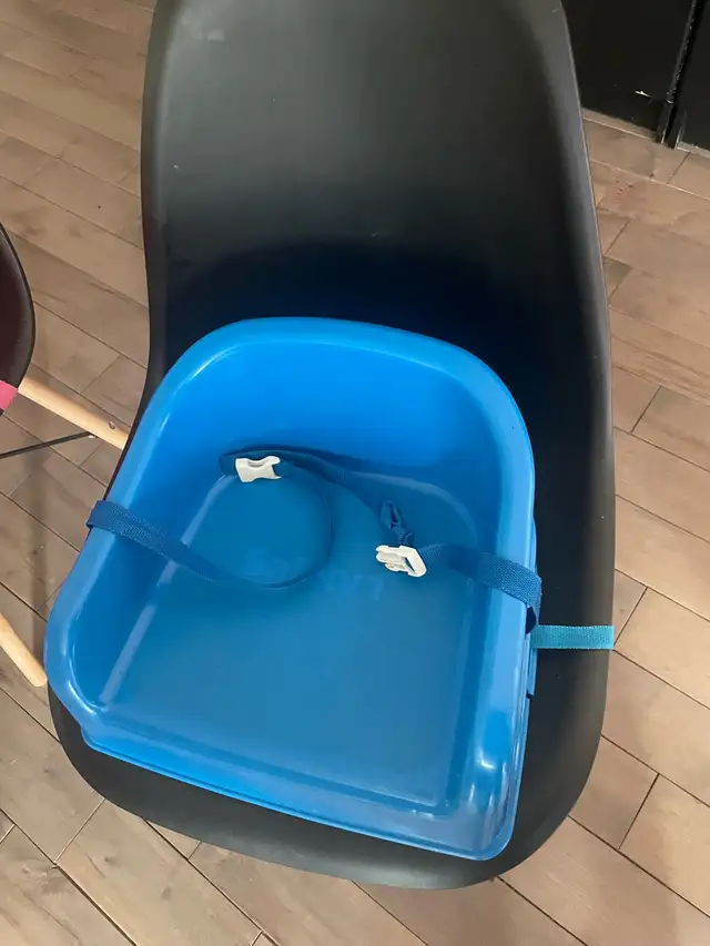 Sièges appoint x 2 enfants un bleu et un vert avec ceintures