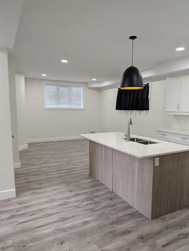 Three bedroom 2 full bathrooms - Photo 2