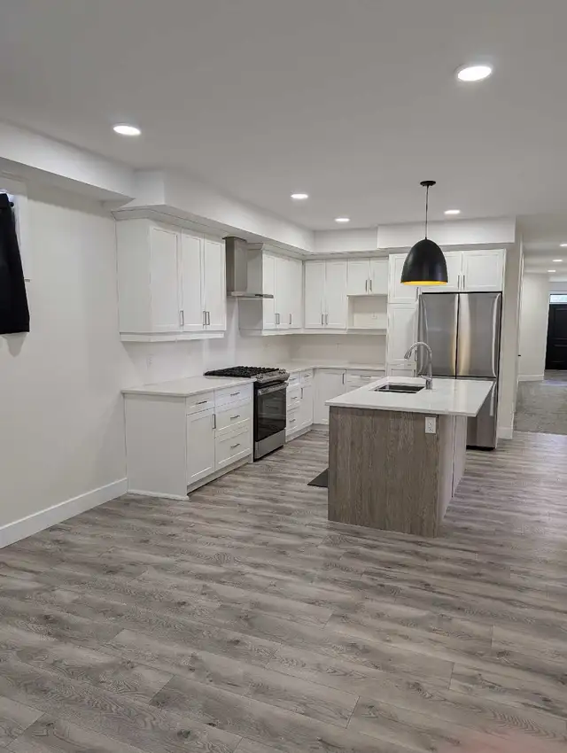 Three bedroom 2 full bathrooms - Photo 3