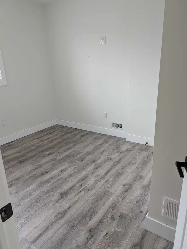 Three bedroom 2 full bathrooms - Photo 8