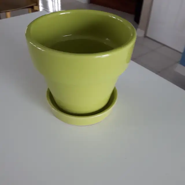 3VASES NEUFS À PLANTES CÉRAMIQUE VERT PALE 5'HAUT: $10.00 CHACUN