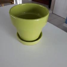 3VASES NEUFS À PLANTES CÉRAMIQUE VERT PALE 5'HAUT: $10.00 CHACUN