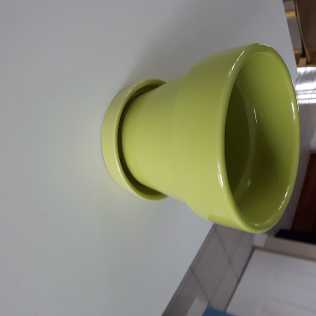 3VASES NEUFS À PLANTES CÉRAMIQUE VERT PALE 5'HAUT: $10.00 CHACUN - Photo 3