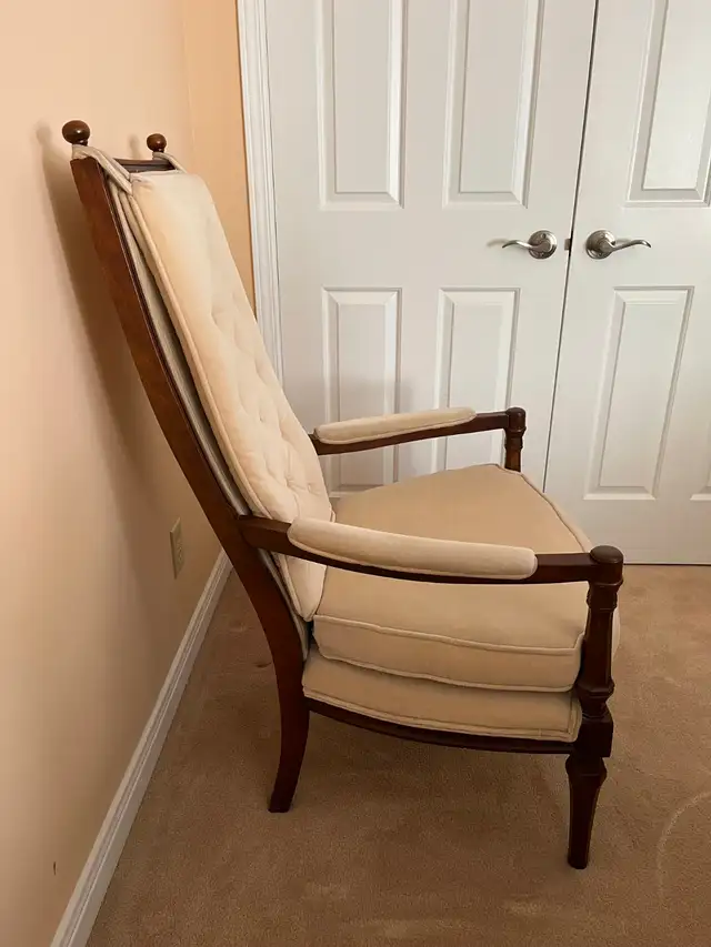 Living room Chair and Side Table - Photo 2