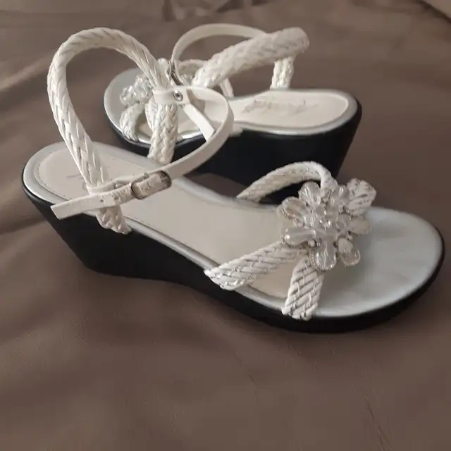 SANDALES BLANCHES CHICS D'ITALIE GR 6 FEM SEMELLES NOIRES $15.00 - Photo 2