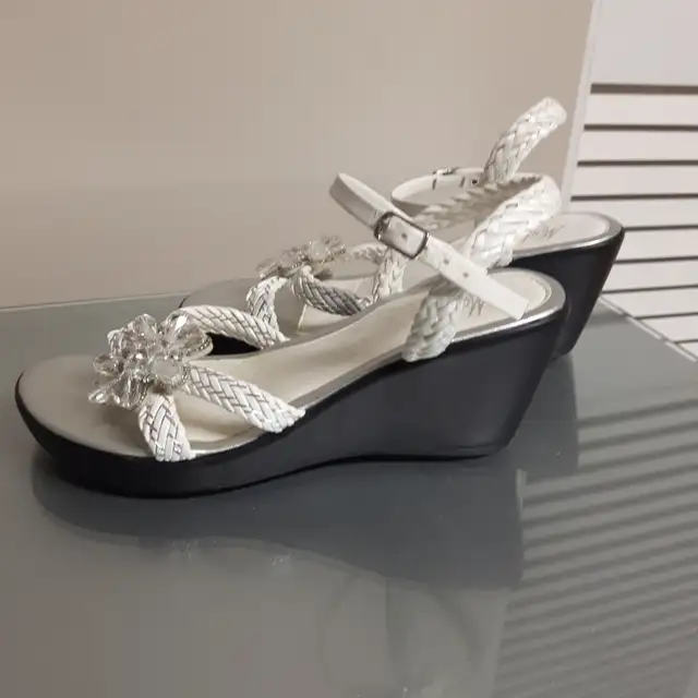 SANDALES BLANCHES CHICS D'ITALIE GR 6 FEM SEMELLES NOIRES $15.00 - Photo 3