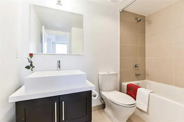 Bay St/Mary St Luxury U Condo 2 Bed/2 Bath Near UofT - Photo 7