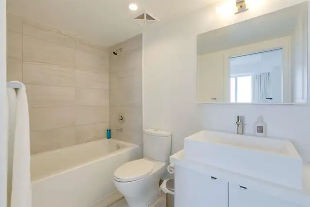 Bay St/Mary St Luxury U Condo 2 Bed/2 Bath Near UofT - Photo 8