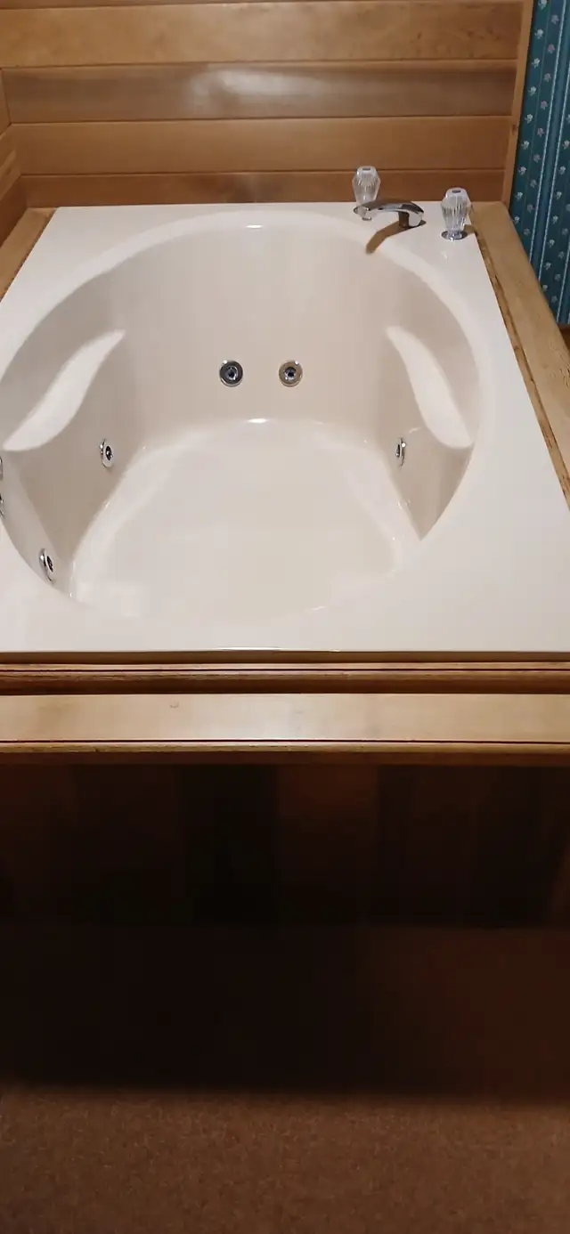 Jacuzzi / Whirlpool  Bathtub , Beige Coloured .  $50
