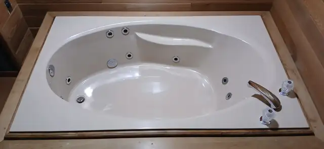Jacuzzi / Whirlpool  Bathtub , Beige Coloured .  $50 - Photo 2