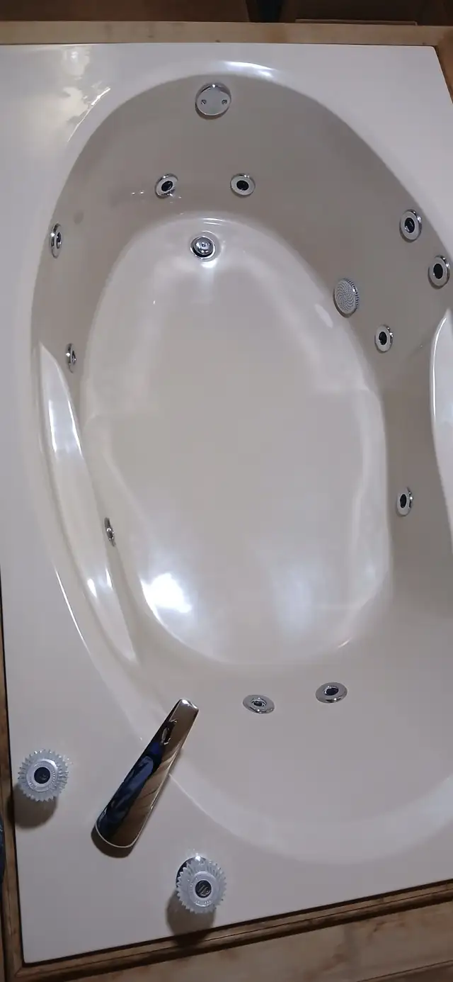 Jacuzzi / Whirlpool  Bathtub , Beige Coloured .  $50 - Photo 3