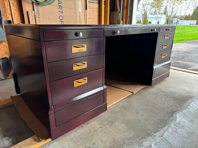 Executive Desk - Photo 2