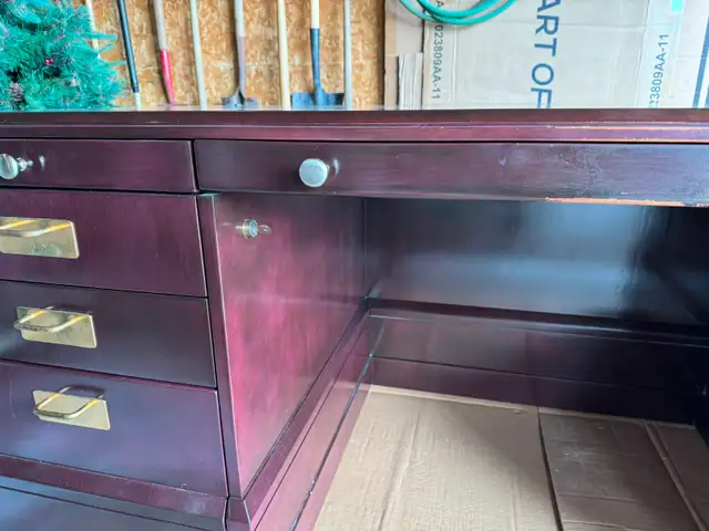 Executive Desk - Photo 7