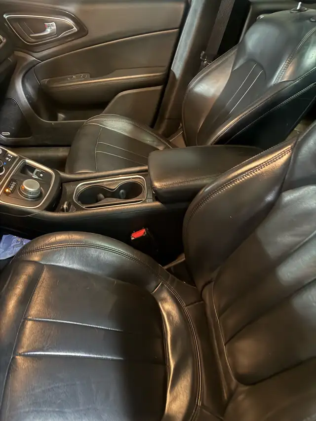 2015 Chrysler 200c - Photo 6