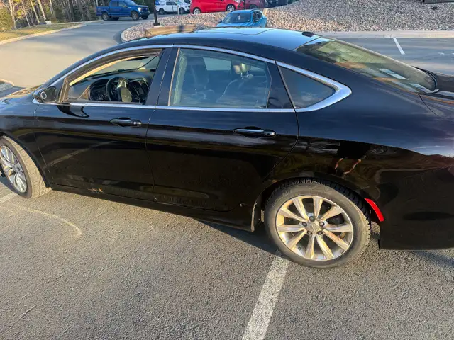 2015 Chrysler 200c - Photo 10