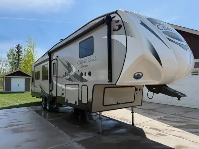An amazing fifth wheel with options galore! - Photo 2