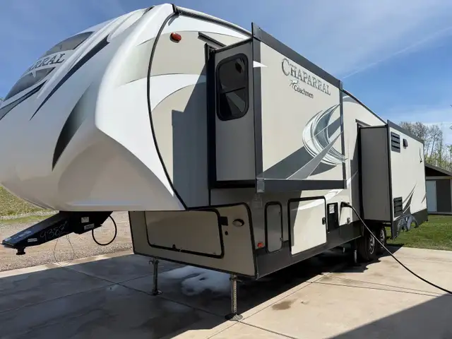 An amazing fifth wheel with options galore! - Photo 3