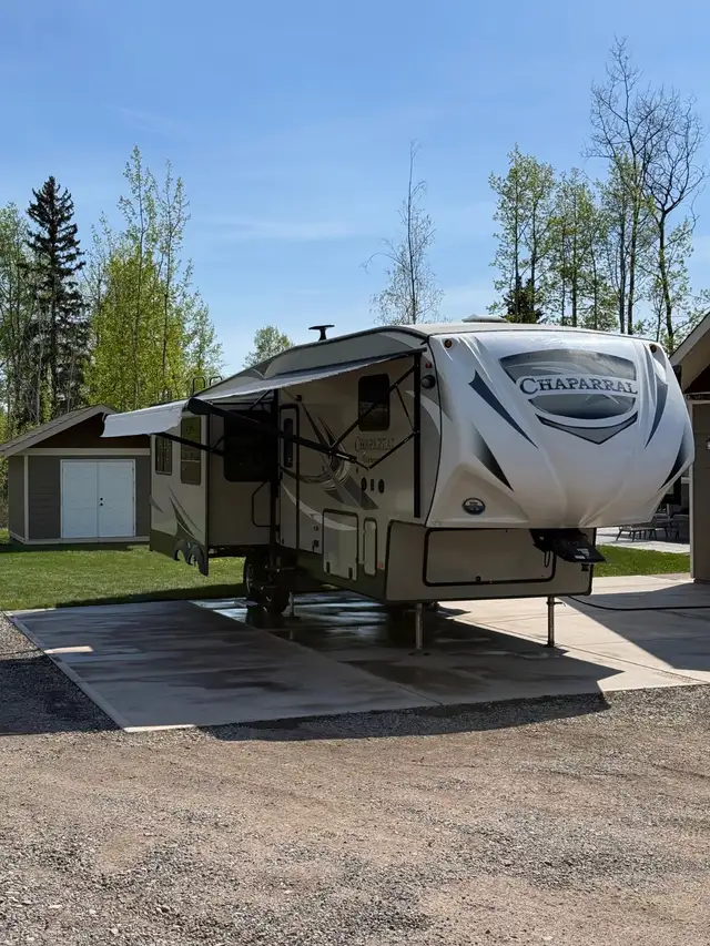 An amazing fifth wheel with options galore! - Photo 4