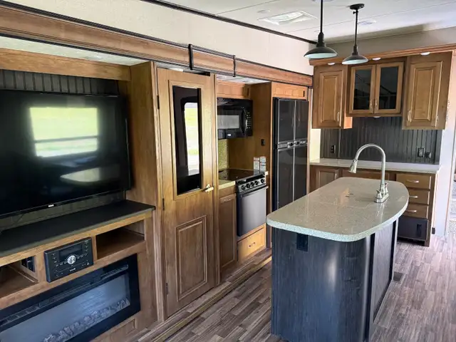 An amazing fifth wheel with options galore! - Photo 5