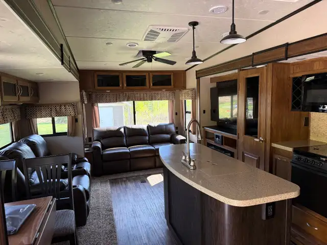 An amazing fifth wheel with options galore! - Photo 6