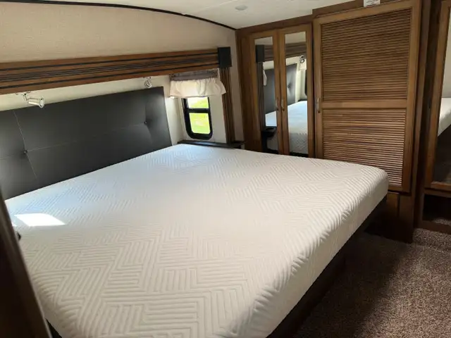 An amazing fifth wheel with options galore! - Photo 7