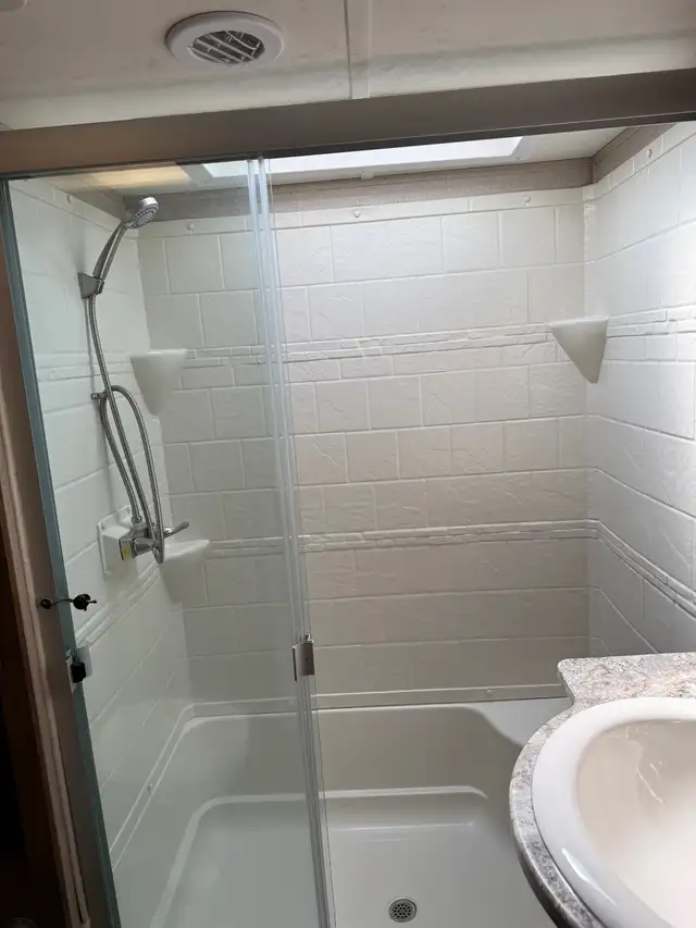 An amazing fifth wheel with options galore! - Photo 8