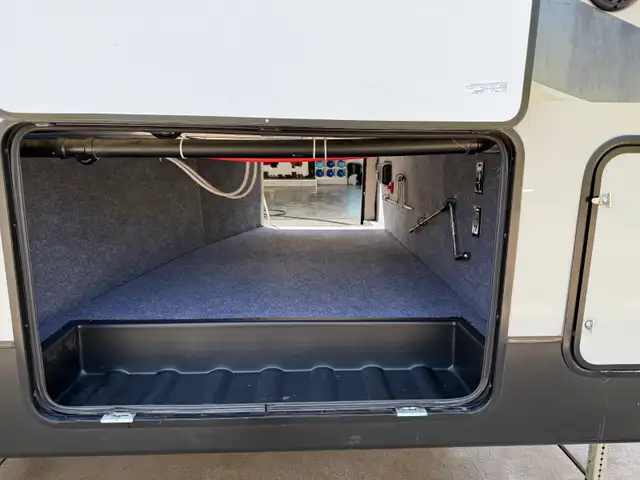 An amazing fifth wheel with options galore! - Photo 9