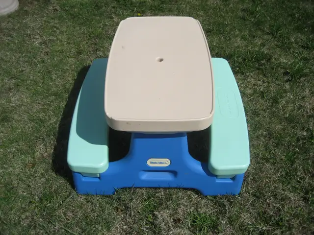 Little Tykes outdoor plastic picnic table - Photo 2