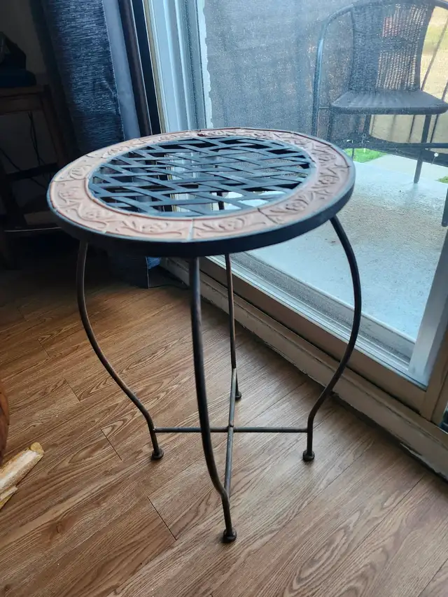 Petite table à vendre.