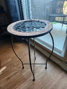 Petite table à vendre.