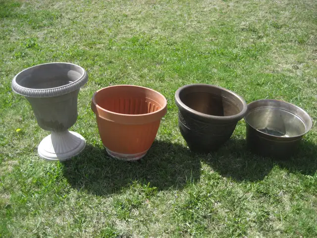 4 Large round planters / plant pots