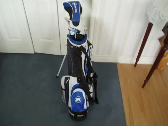 CHILD'S LEFT HANDED  GOLF CLUB SET  -  LIKE NEW - Photo 2