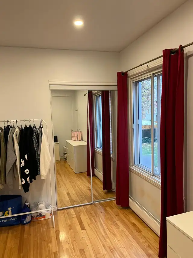 Grande Chambre à louer, À 30 secondes du métro Joliette - Photo 2