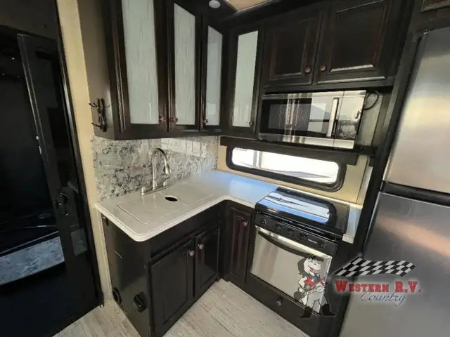 2017 Grand Design Momentum M-Class 328M - Photo 11