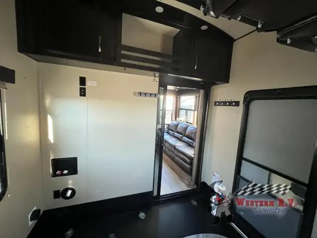 2017 Grand Design Momentum M-Class 328M - Photo 15