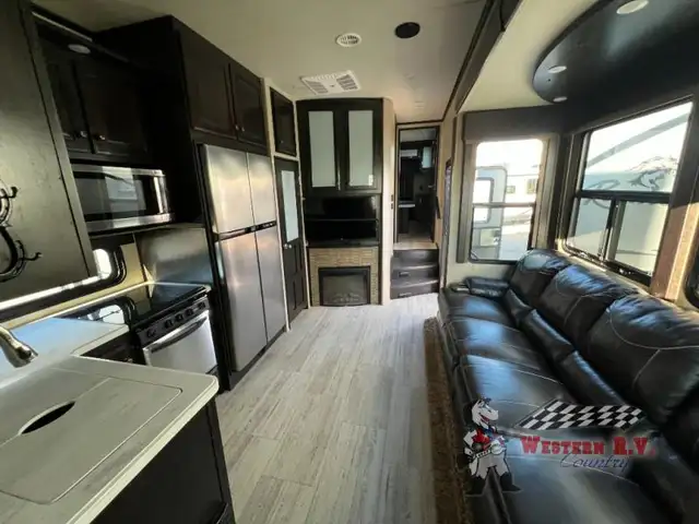 2017 Grand Design Momentum M-Class 328M - Photo 17