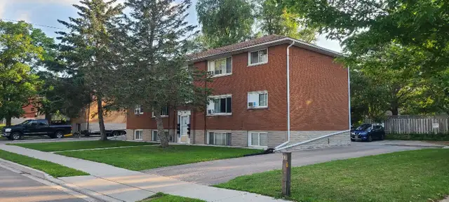 Main floor 2-Bedroom Apartment for Rent – July 1 - Photo 3