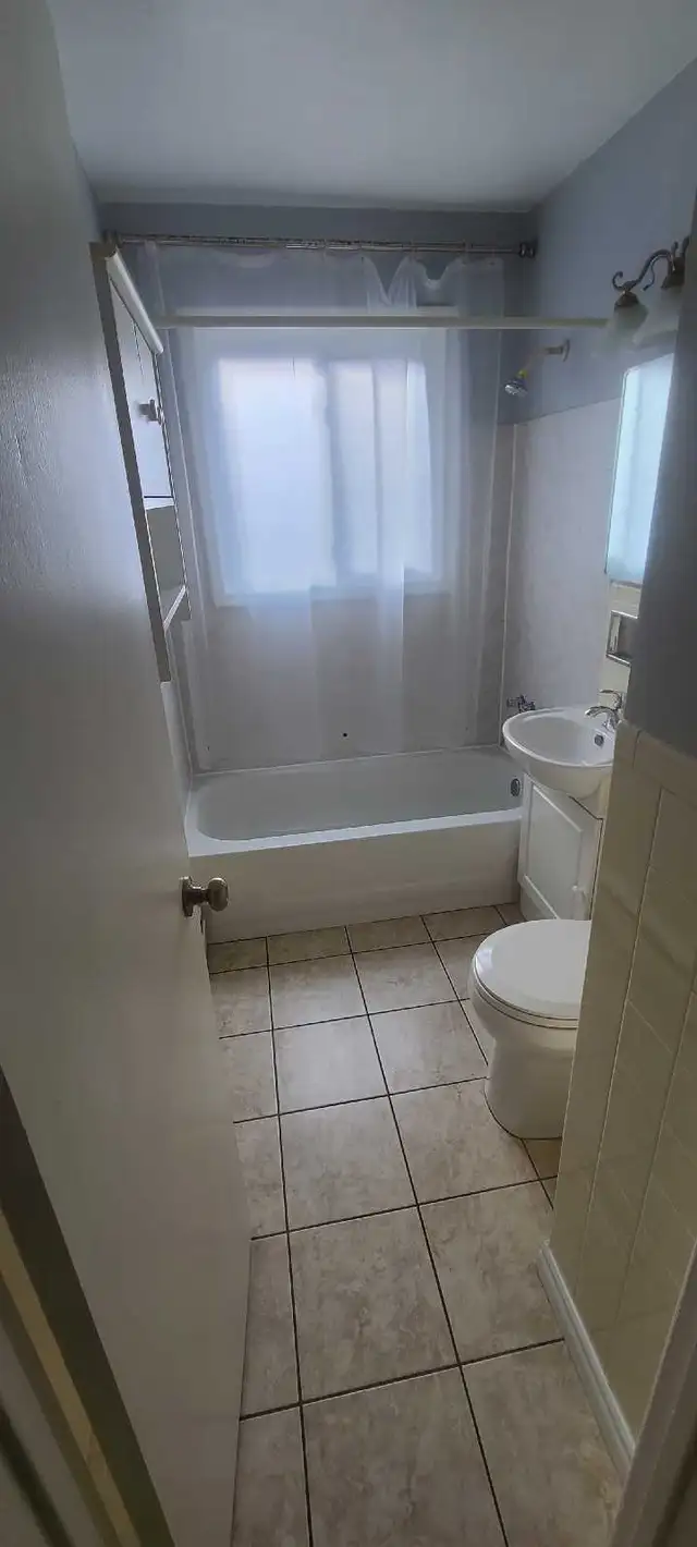 Main floor 2-Bedroom Apartment for Rent – July 1 - Photo 9