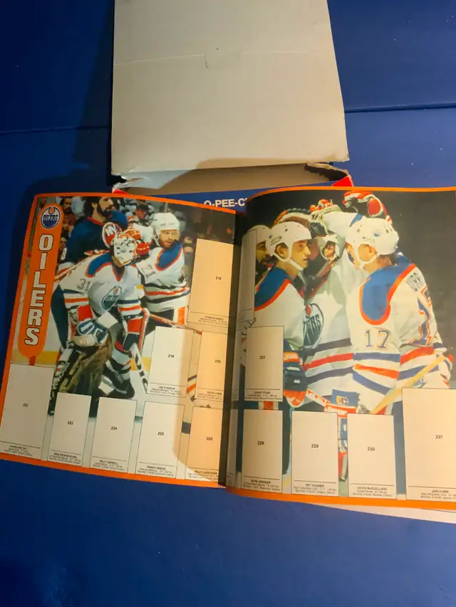 1985-86 O-PEE-CHEE hockey sticker albums with display box - Photo 6