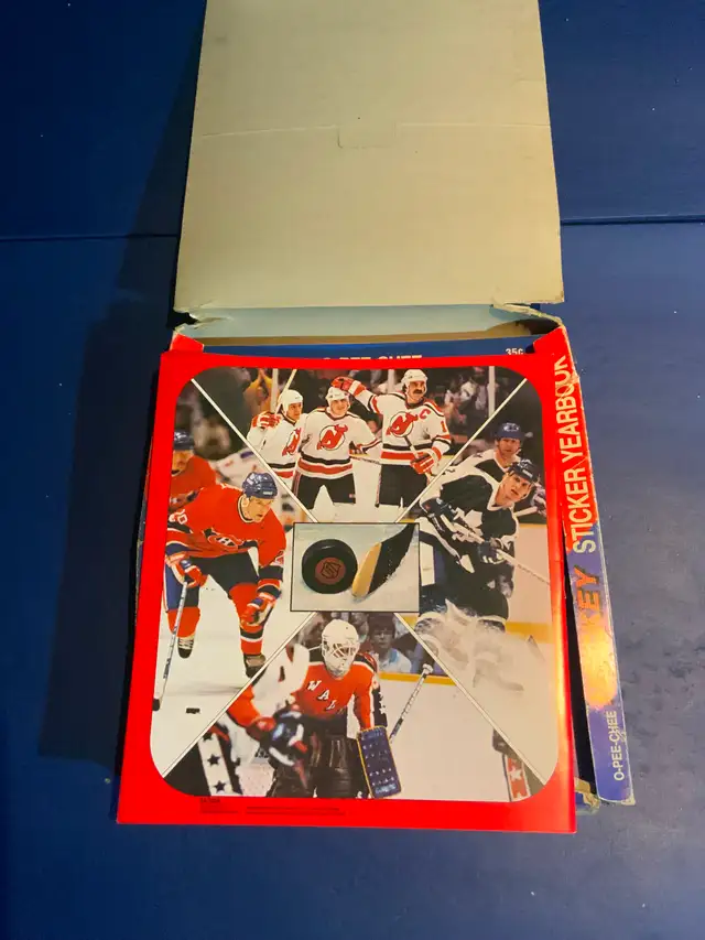 1985-86 O-PEE-CHEE hockey sticker albums with display box - Photo 7