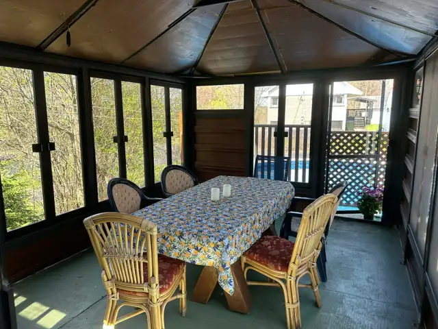 Gazebo en tres bonne condition 10.5X13.5 fenestré