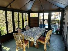 Gazebo en tres bonne condition 10.5X13.5 fenestré