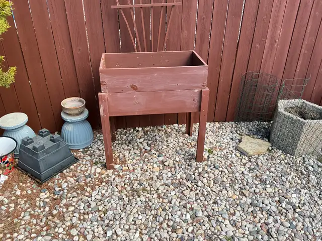 RAISED PLANTER
