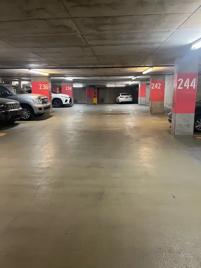 Interior garage- Downtown Montreal - Photo 3